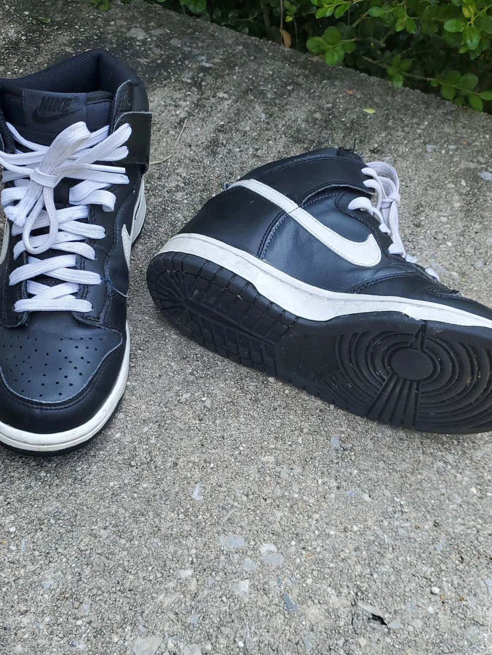 Nike Black and White  Venom Anthrocite HT Sneaker with White Swoosh Size 6 Youth